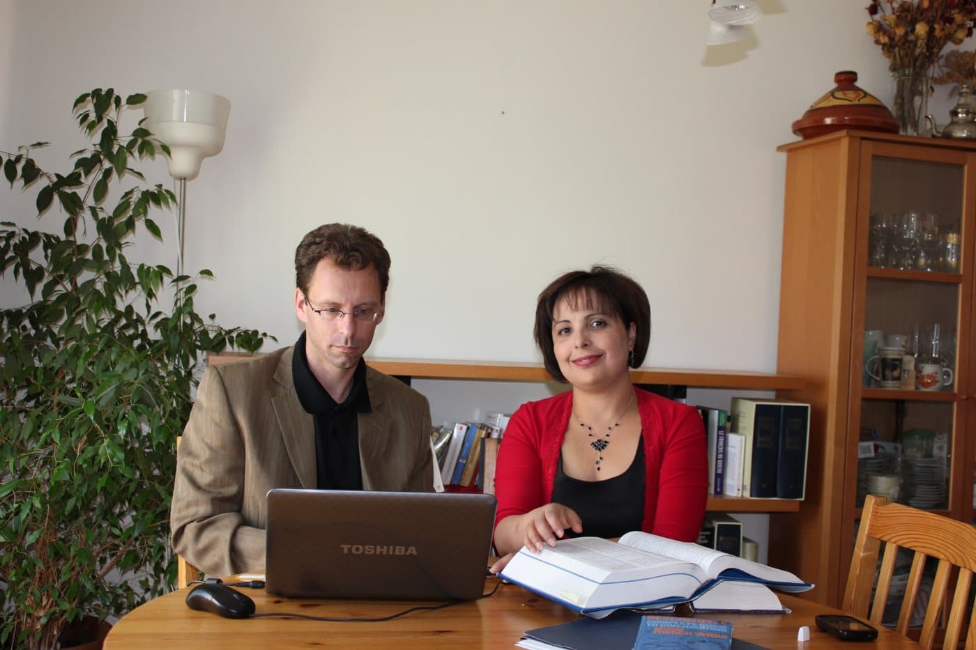 Les deux personnes à la direction d'Insitu SL, au travail à un bureau.